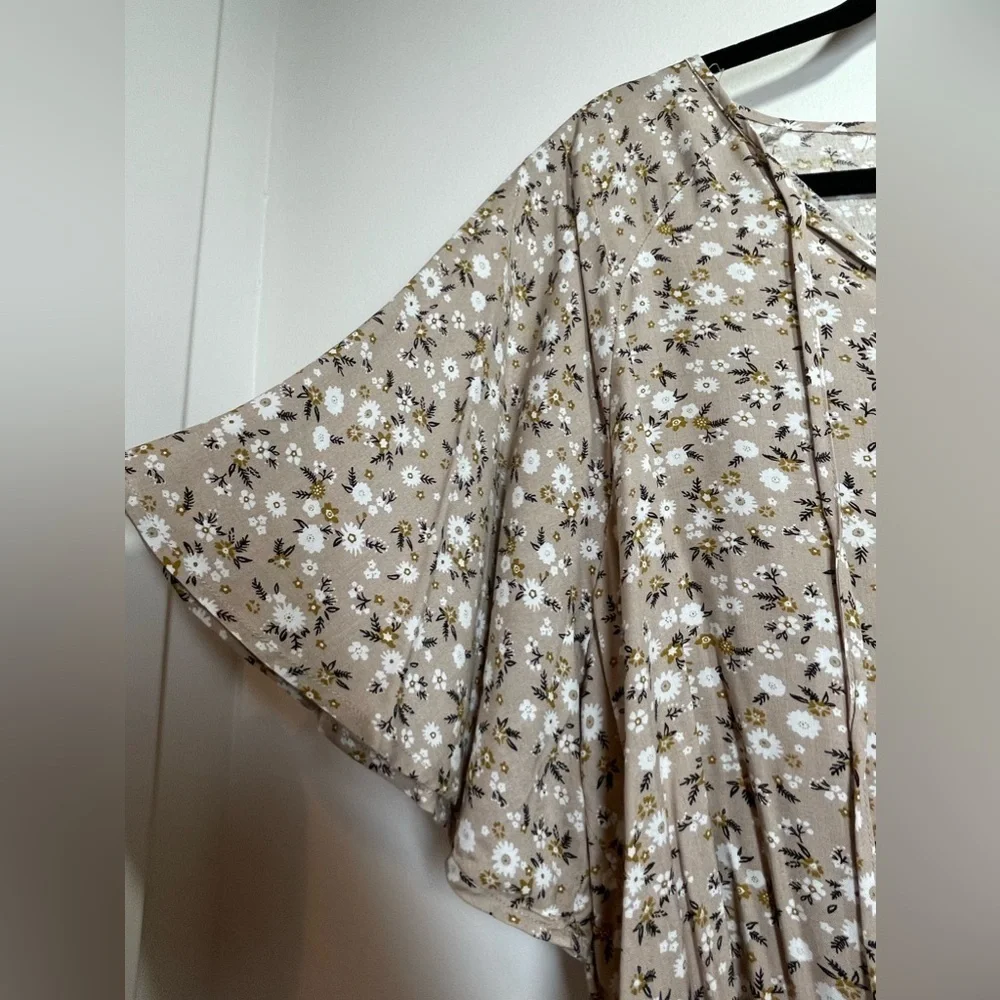 NWT BloomChic Women's Plus Size Short‎ Sleeve
Nude Floral Top Size 18/20 - Picture 2 of 7